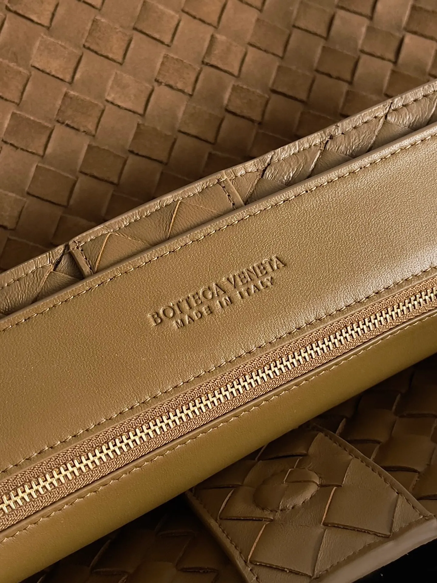 Batch 3760 Recently, the same style of bag that celebrities love is both high-end and practical. Michelle Yeoh, Kim Namjoon, Jing Boran, Tong Liya, Sun Qian, Wu Qianyu, Du Juan, Ma Yili and Bai Baihe are all carrying Bottega Veneta summer series Andiamo handbags. Andiamo has a simple structure and rounded lines. The whole piece is made of Nappa leather. It is comfortable, soft and dynamic. It adds interest to daily life and can be easily matched with various styles. Andiamo handbags are available in three sizes: small, medium and large. There are many colors to choose from, which can meet different needs. You can really carry it whether it is daily or attending events. Style number: 743575 Size: 45*22*34cm